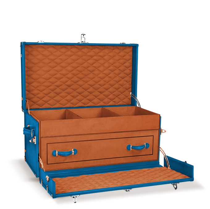 Classic steamer trunk with one drawer