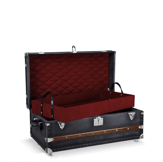 Classic steamer trunk with pull out tray